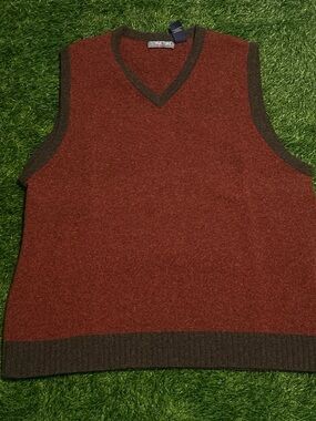 Structure Men's V-Neck Lambs Wool Sweater Vest in Rust with Brown Trim XL